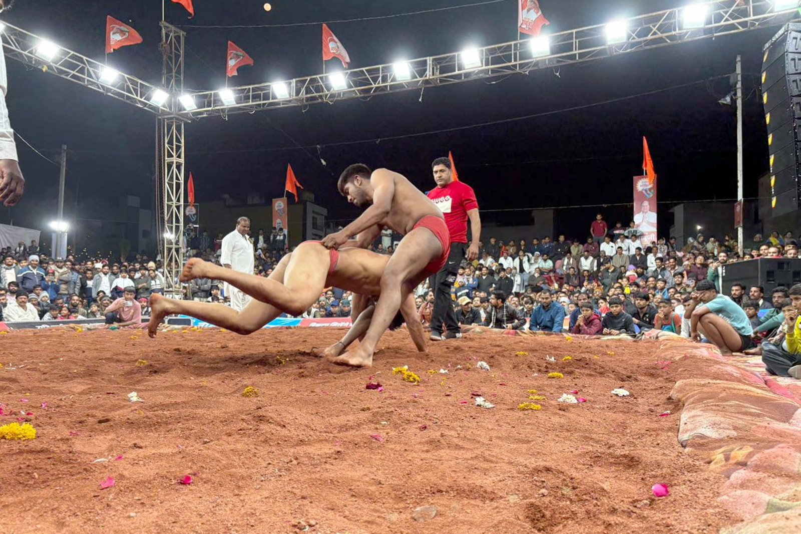 नागदा में आयोजित बाबूजी महादंगल में राष्ट्रीय स्तर के पहलवानों के बीच हुआ महाकाबला