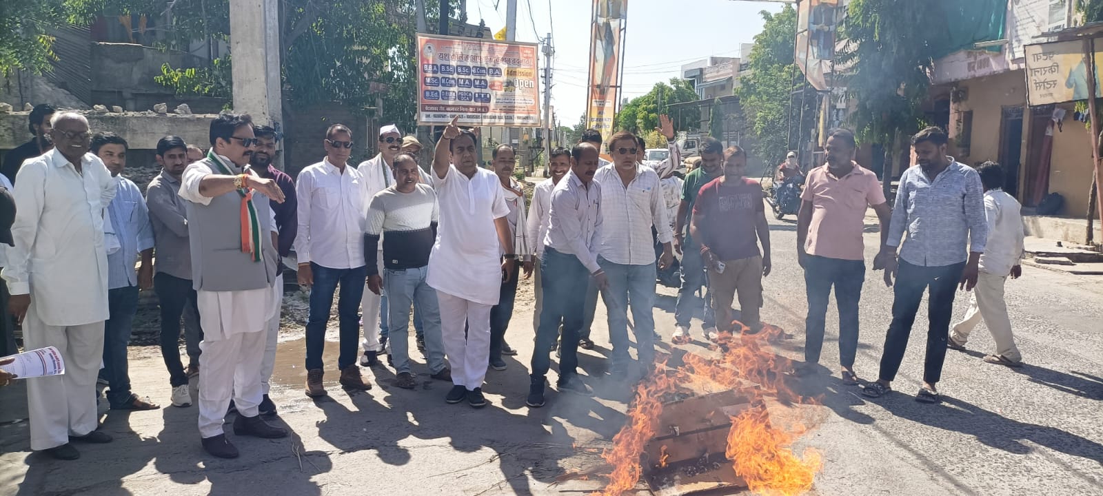 कांग्रेस ने NEET पेपर लीक के विरोध में केंद्रीय शिक्षा मंत्री धर्मेंद्र प्रधान का किया पुतला दहन