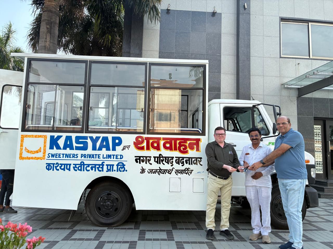 काश्यप स्वीटनर्स द्वारा नगर परिषद को दिया नवीन शव वाहन 