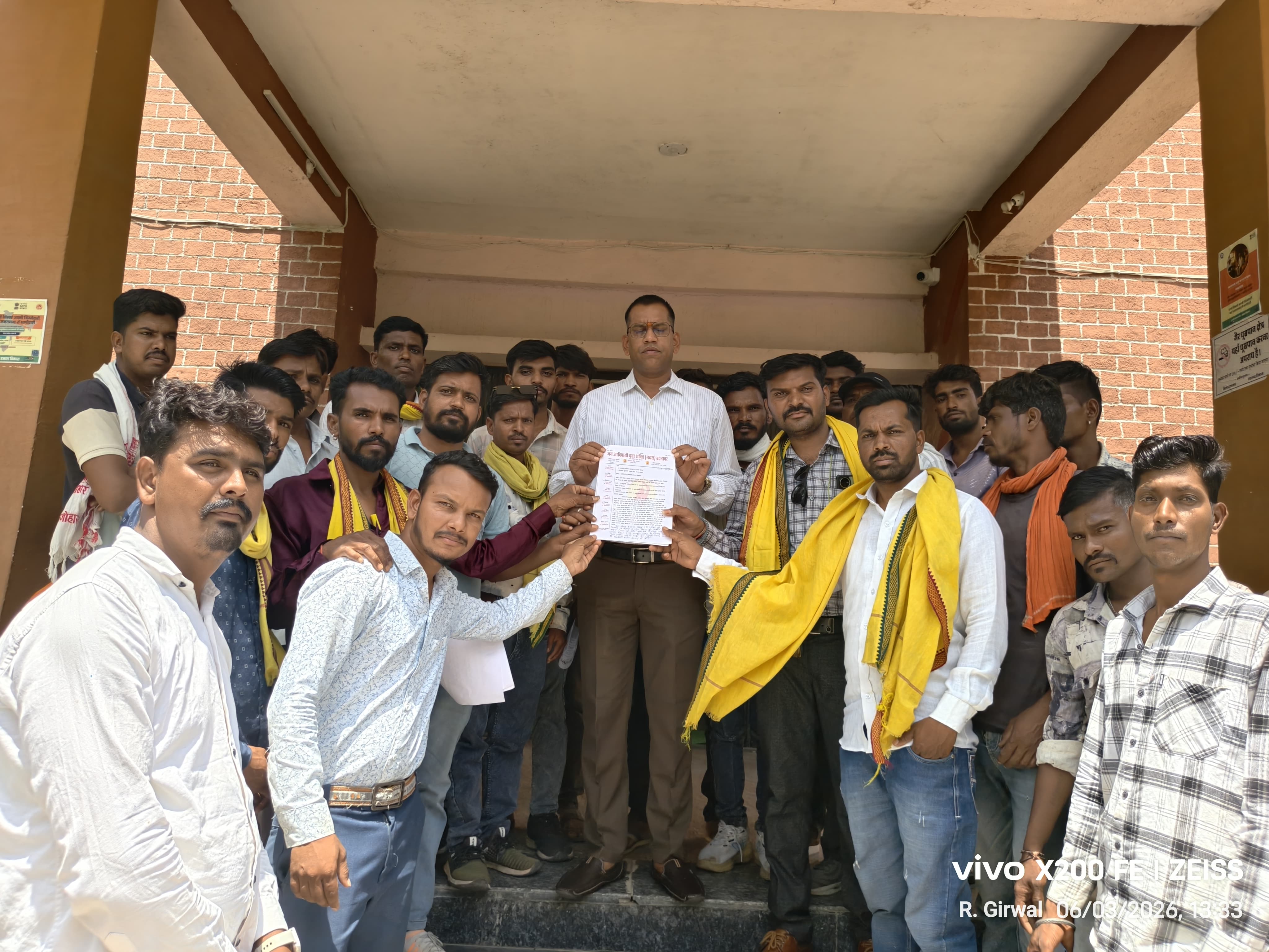 आदिवासी भूमि उद्योग हेतु आवंटन को निरस्त करने की मांग 