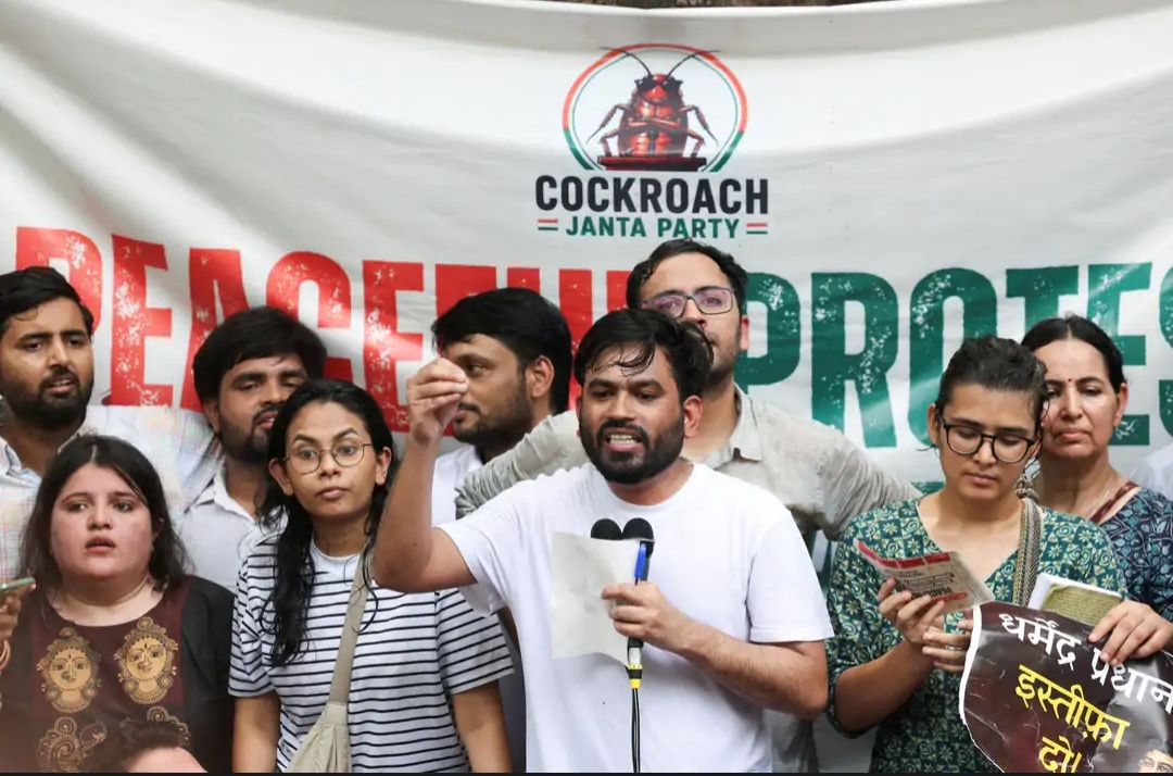 दिल्ली के जंतर-मंतर पर कॉकरोच जनता पार्टी का प्रदर्शन, हजारों की संख्या में प्रदर्शनकारी शामिल 