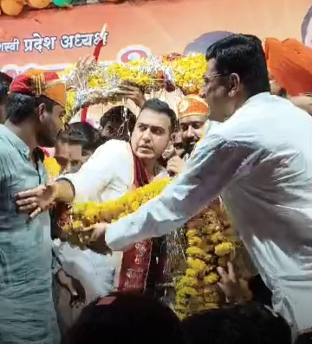 स्वागत मंच पर प्रदेश उपाध्यक्ष को हाथ से अलग करने का वीडियो और फोटो चर्चा में