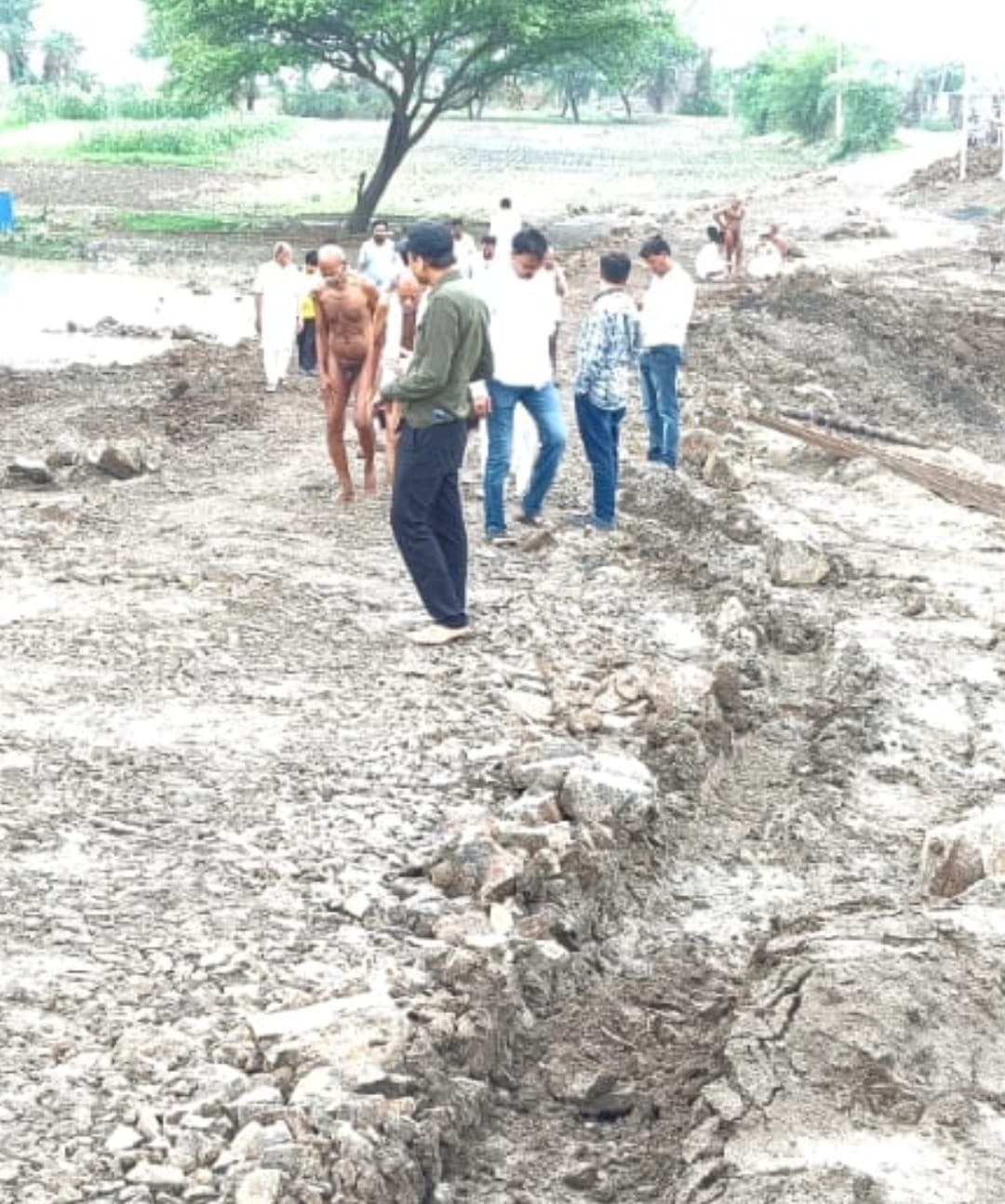ऊबड़-खाबड़ रास्ते और बड़े पत्थरों से पैदल चलना हुआ मुश्किल, संतों और राहगीरों की बढ़ी परेशानी