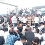 व्यापारी के साथ मारपीट को लेकर सब्जी मंडी के व्यापारियों द्वारा हड़ताल कर आरोपियों की गिरफ्तारी को लेकर के गेट पर दिया धरने